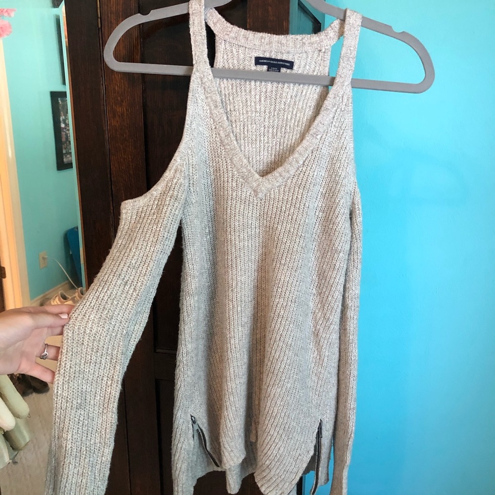 V-neck Sweater with cold shoulder